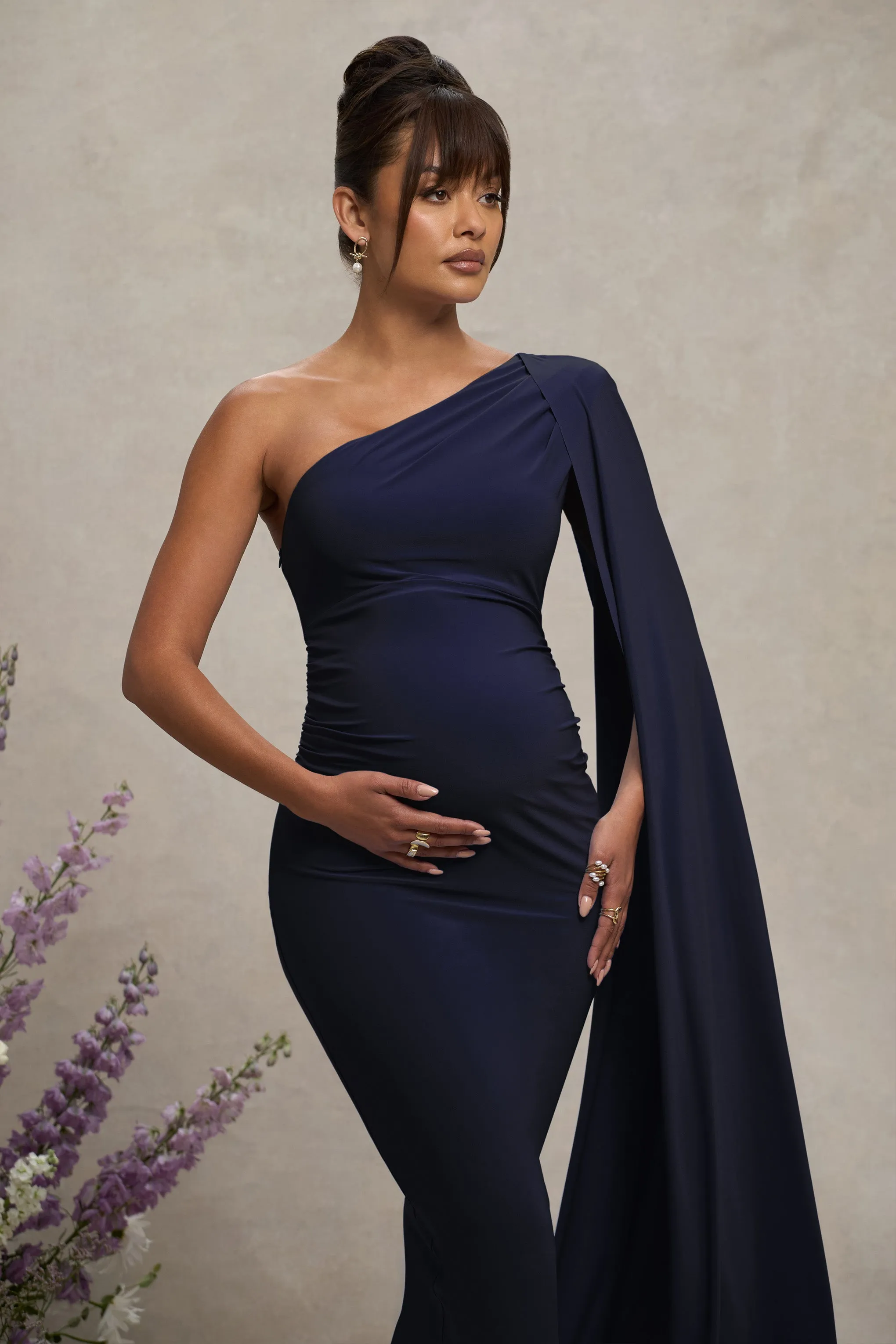 Amaryllis | Robe longue de maternité bleu marine une épaule avec manche cape